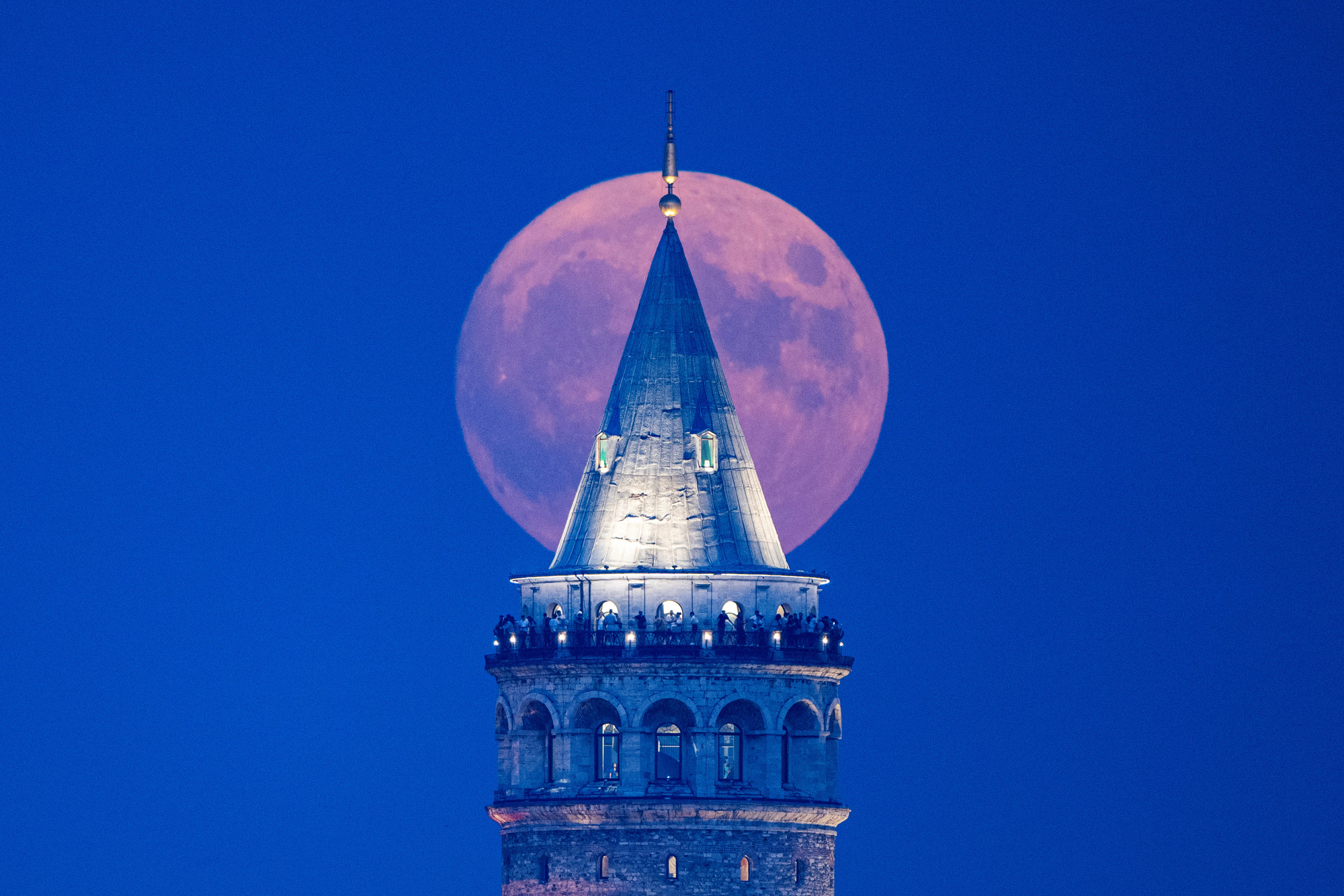 Siêu trăng xanh ngày 30-8 tại tháp Galata (Istanbul, Thổ Nhĩ Kỳ) - Ảnh: AFP