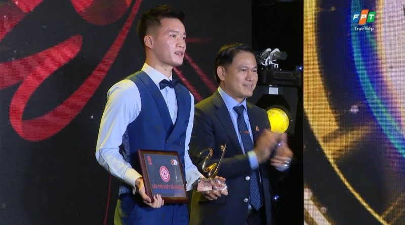 Tiền vệ Hoàng Đức nhận danh hiệu Cầu thủ xuất sắc nhất V-League 2023