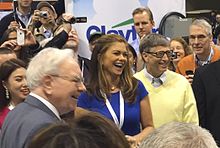 220px-Kathy_Ireland,_Warren_Buffett_and_Bill_Gates_at_the_2015_Berkshire_Hathaway_Shareholders_Meeting.jpg